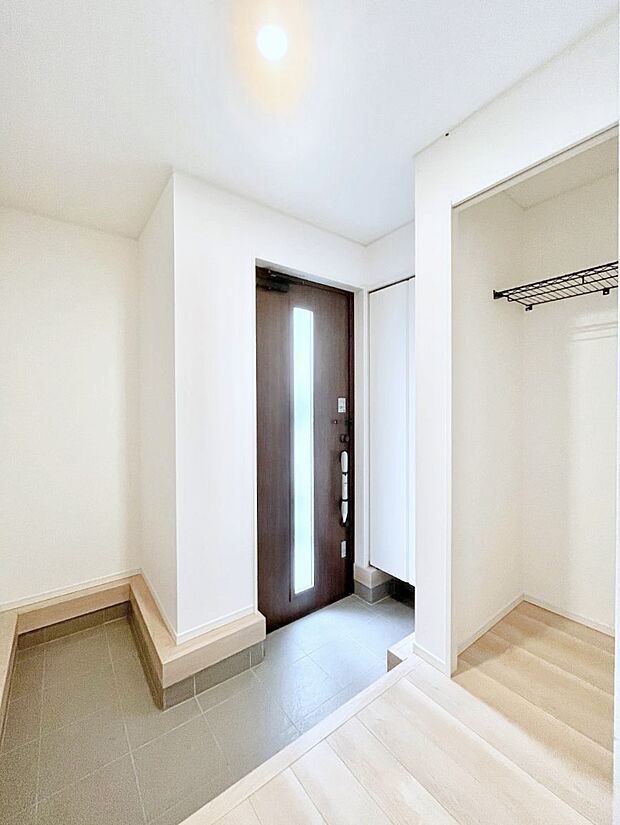 シューズインクローク付きの玄関。家族全員の靴や雨具などすっきり収納できます。