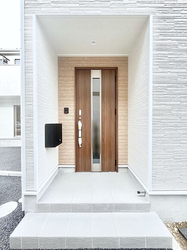 玄関前は雨が降っても濡れにくい屋根付き  