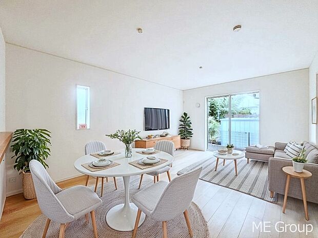 家族の和やかな会話が聞こえてきそう。開放感のあるリビングです。※家具はCGです  