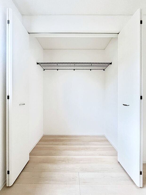 洋室のクローゼット。奥行きがあるので厚手の衣類もすっきり収まります。
