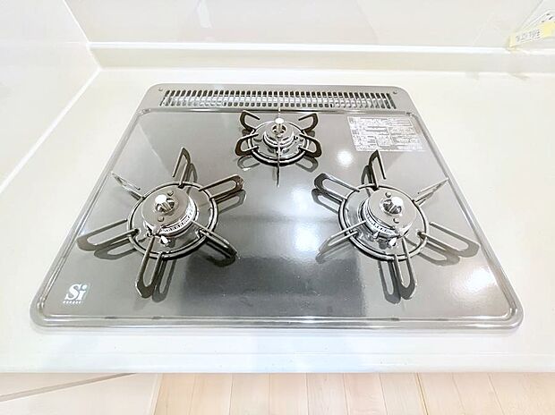 ガスコンロはＳｉセンサー搭載。火力調節や焦げ付き・消し忘れも防いでくれます。