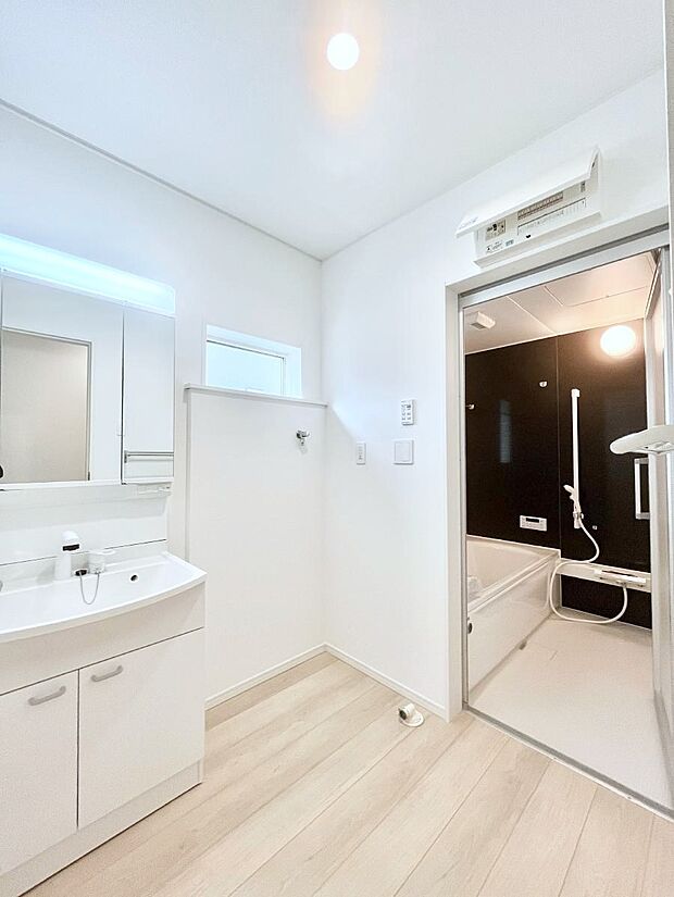 清潔感ある洗面化粧室で朝の身支度も快適  