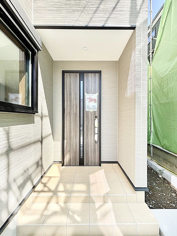 玄関前は雨が降っても濡れにくい屋根付き