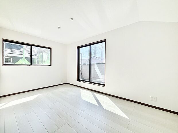 明るいバルコニーサイドに洋室を設置。目覚めの良い寝室に。 