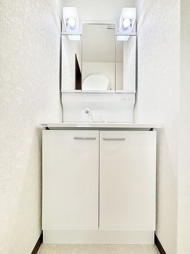 スタイリングに便利な三面鏡、ミラーキャビネットで細かい物スッキリ