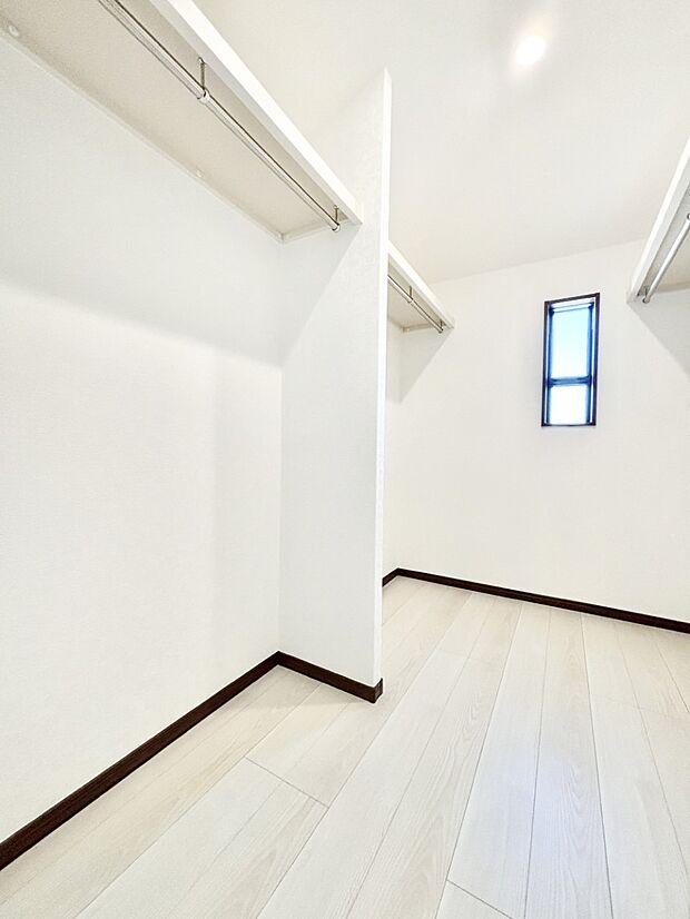 ご家族みんなで使える収納ファミリークローク付き