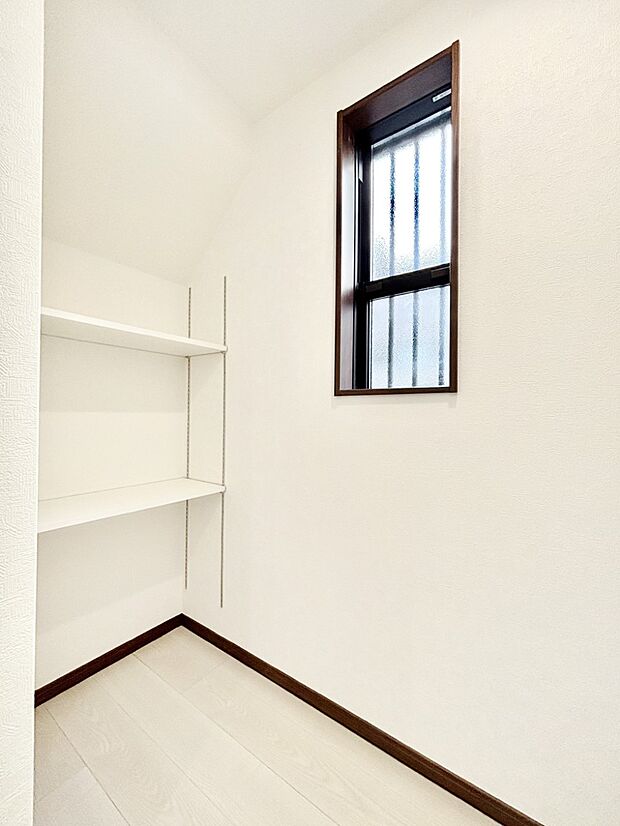 キッチンにはパントリー！食材のストックはもちろん、日用品の収納など使い方はいろいろ！