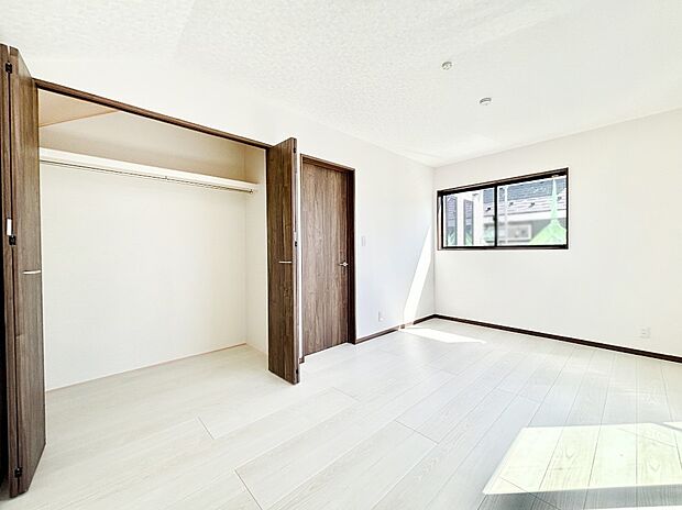 やさしい光がさしこむ居室はしっかり収納付き