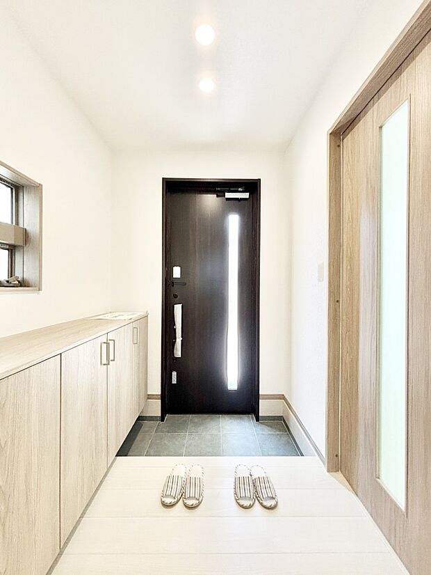 ガラススリットの入った玄関ドアが室内に光を届けてくれます