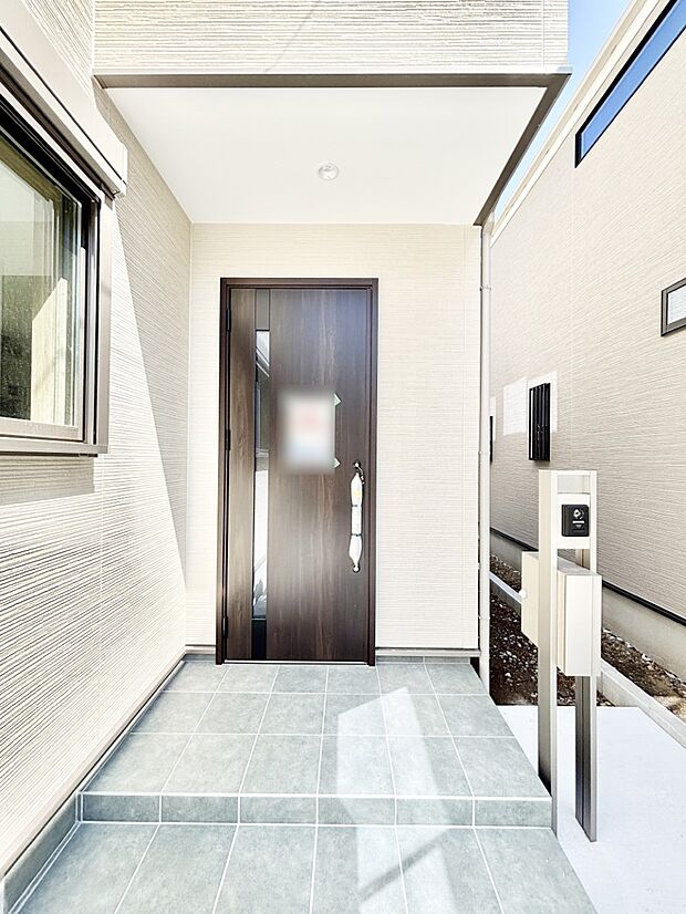 玄関前は雨が降っても濡れにくい屋根付き