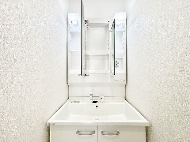 三面鏡の裏に、化粧品や衛生用品などを収納可能。洗面台をすっきりと保ちます！