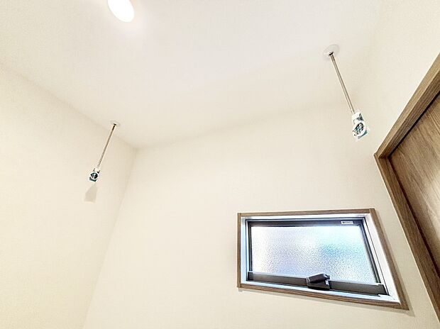 室内物干しポール。梅雨や花粉の時期に大活躍します。  