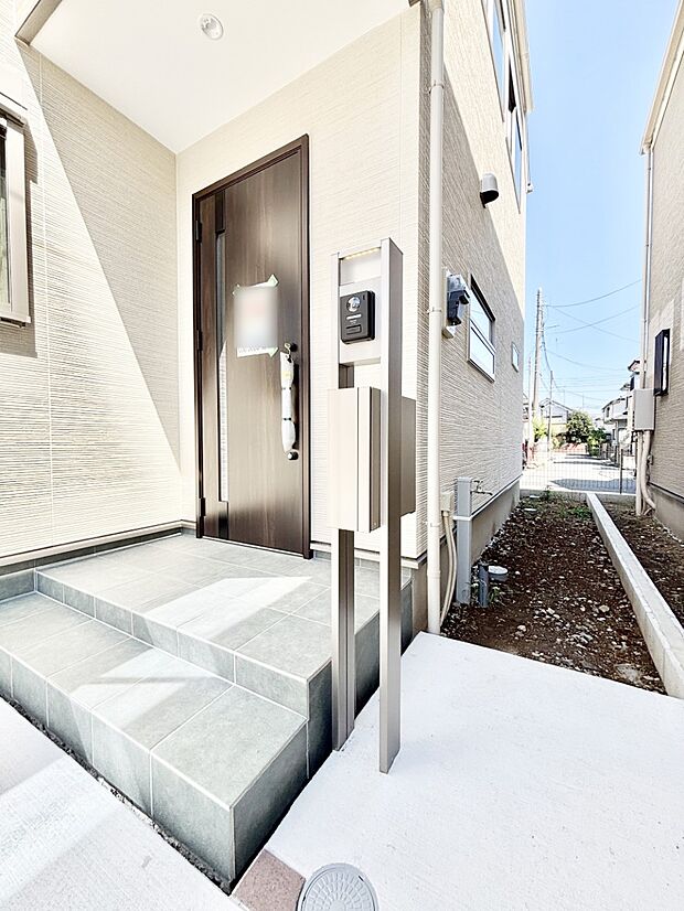 シンプルなデザインのポスト