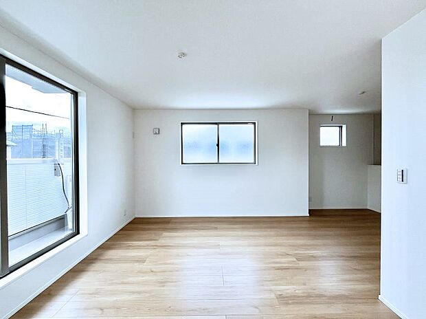 大きな窓からたっぷりの陽光と風を感じられるリビング