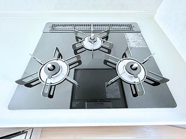 ガスコンロはＳｉセンサー搭載。火力調節や焦げ付き・消し忘れも防いでくれます。