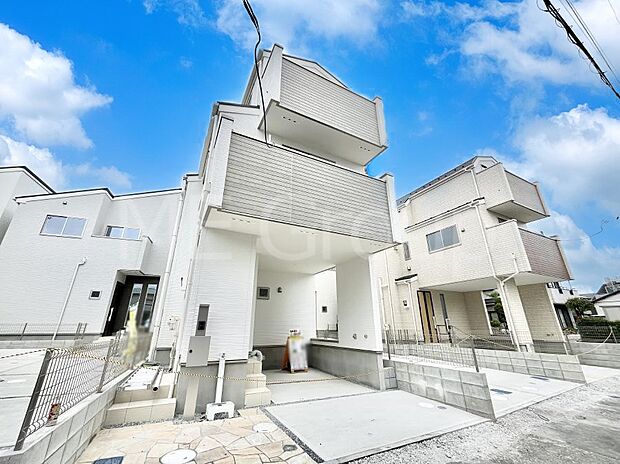 シンプルで落ち着きのある建物は住むかたの個性でオリジナルなものになっていきます。 