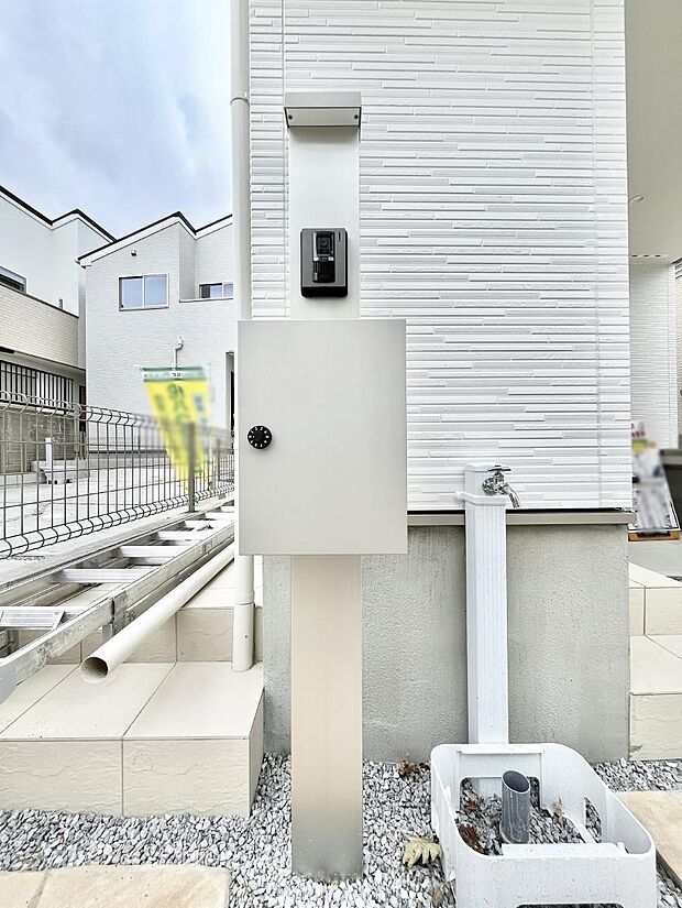 表札・インターホン・ポストをひとつに集約。エントランスになじむシンプルデザイン。