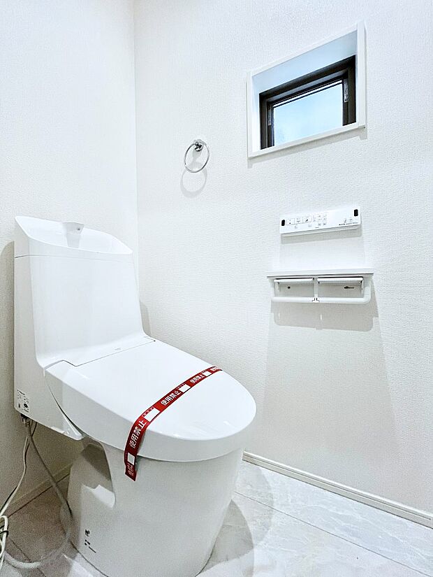 換気用小窓があり、明るく清潔な空間です。 