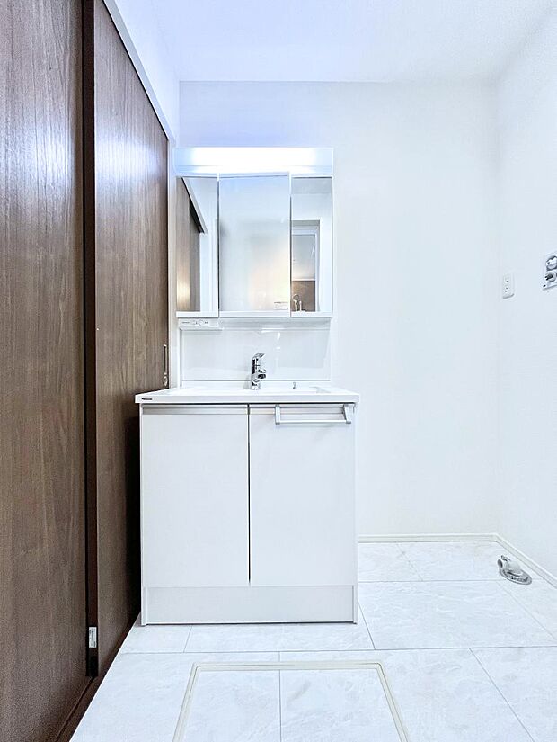 大きく見やすい三面鏡で清潔感ある洗面台は、身だしなみチェックや肌のお手入れにおすすめです。 