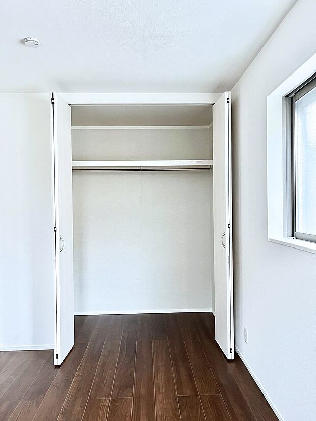 洋室のクローゼット。奥行きがあるので厚手の衣類もすっきり収まります。