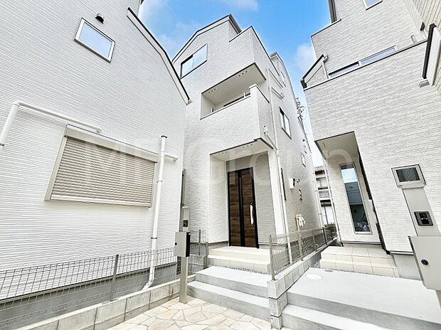 シンプルで落ち着きのある建物は住むかたの個性でオリジナルなものになっていきます。 