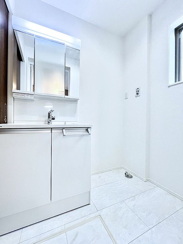 小窓がついているので湿気の多い場所でも換気が十分行えます。毎日の身支度を気持ち良く！