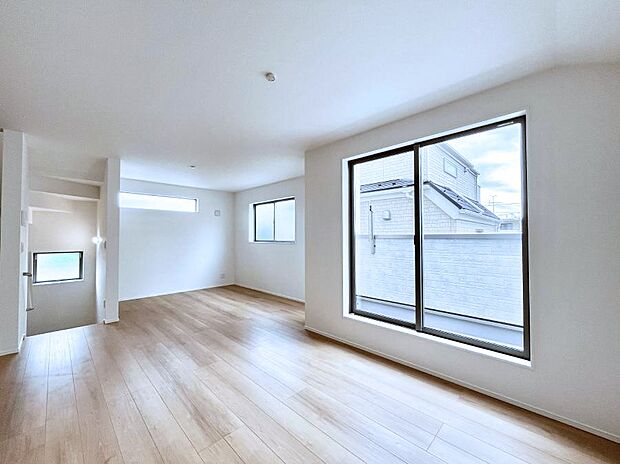 明るい陽光が注ぎ、寛ぎの雰囲気に満たされるリビング・ダイニング。 