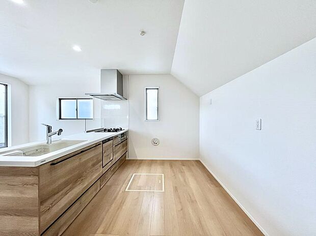 爽やかな風が通り抜けるキッチン。窓があるので明るく換気にも役立ちます。