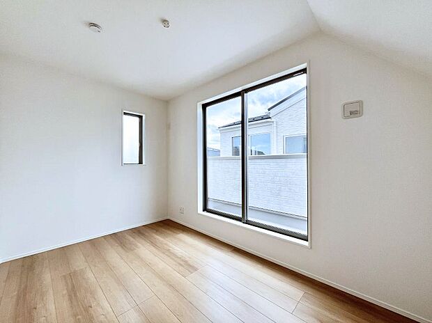 明るいバルコニーサイドに洋室を設置。目覚めの良い寝室に。 