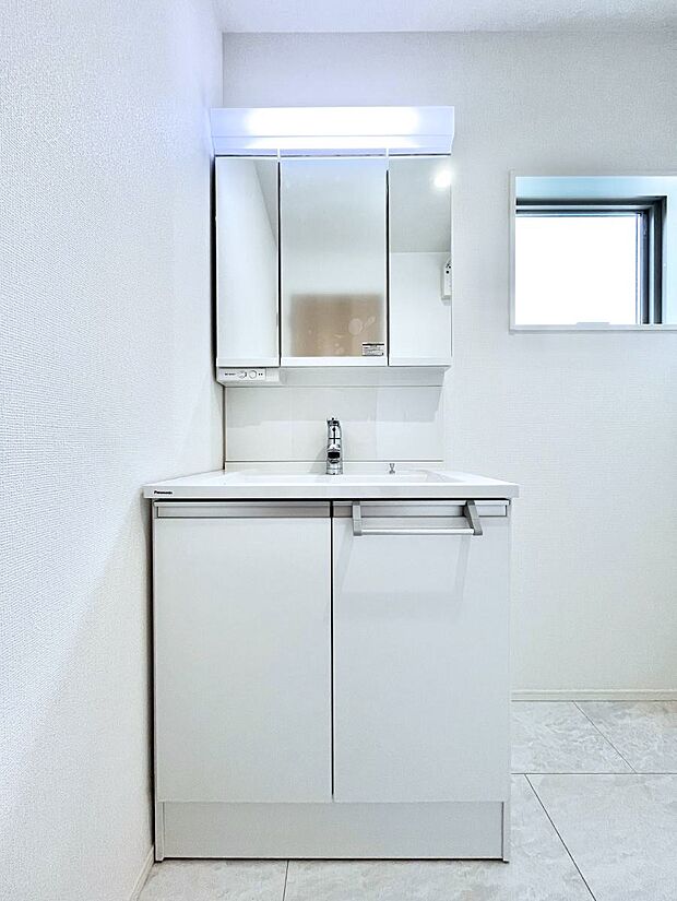 大きく見やすい三面鏡で清潔感ある洗面台は、身だしなみチェックや肌のお手入れにおすすめです。 