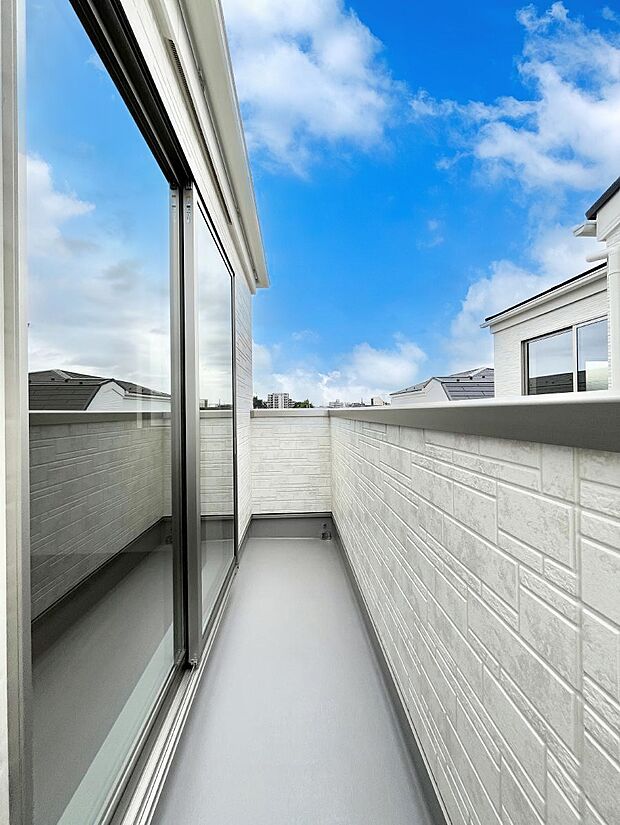 ゆったりバルコニーだから沢山お洗濯ものを干せます。