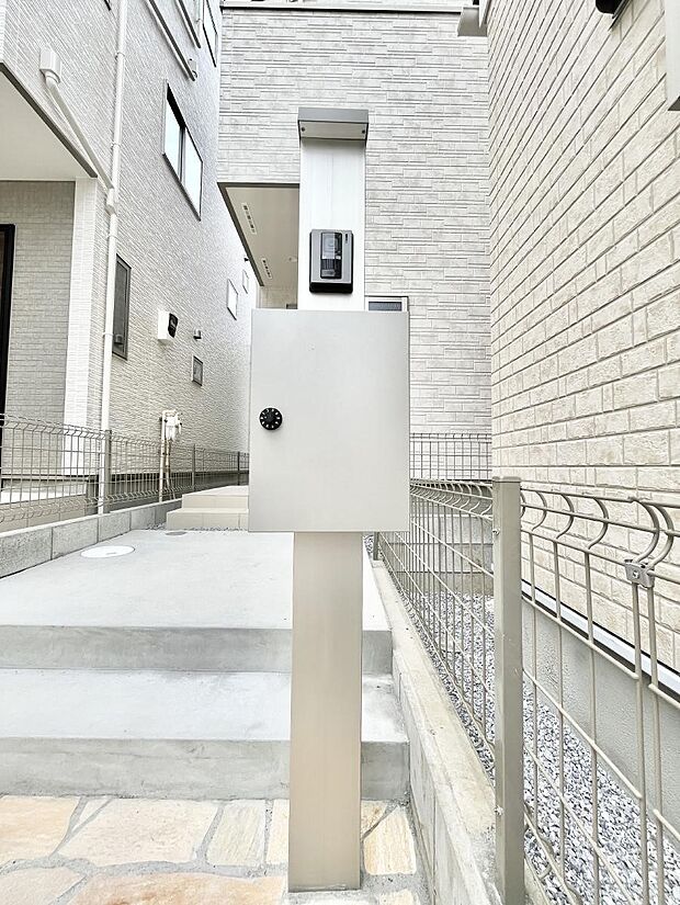 表札・インターホン・ポストをひとつに集約。エントランスになじむシンプルデザイン。