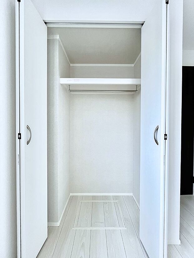 洋室のクローゼット。奥行きがあるので厚手の衣類もすっきり収まります。