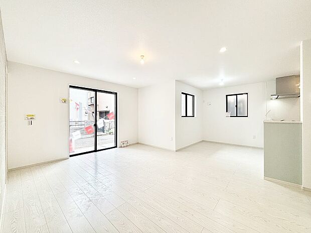 大きな窓からたっぷりの陽光と風を感じられるリビング