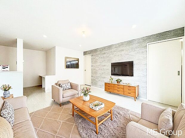 落ち着いた雰囲気のLDKは家族みんなの快適空間※家具はCGです