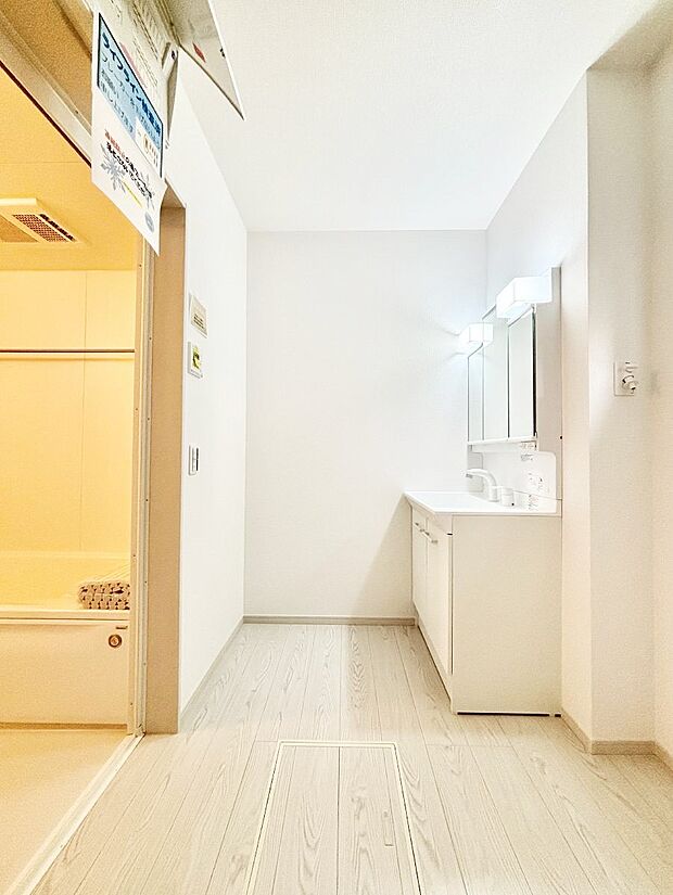 清潔感ある洗面化粧室で朝の身支度も快適