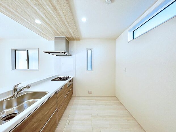 爽やかな風が通り抜けるキッチン。窓があるので明るく換気にも役立ちます。