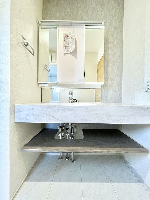 大きく見やすい三面鏡で清潔感ある洗面台は、身だしなみチェックや肌のお手入れにおすすめです。