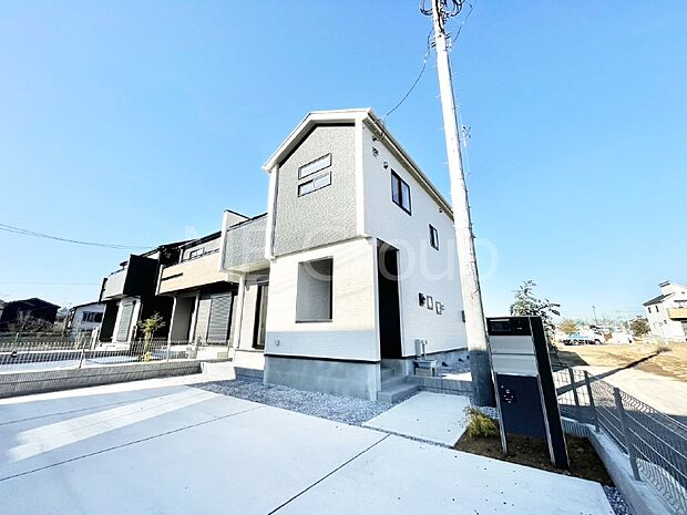 シンプルで落ち着きのある建物は住むかたの個性でオリジナルなものになっていきます。 