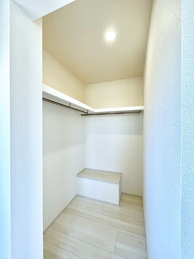 ウォークインクローゼット付きで生活空間を広く利用できます。