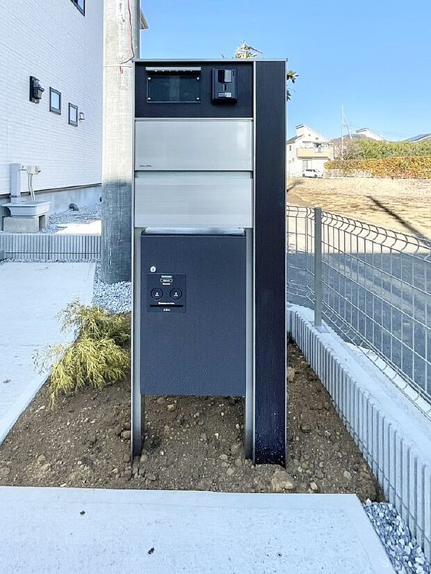 表札・インターホン・ポスト・宅配BOXをひとつに集約。エントランスになじむシンプルデザイン。