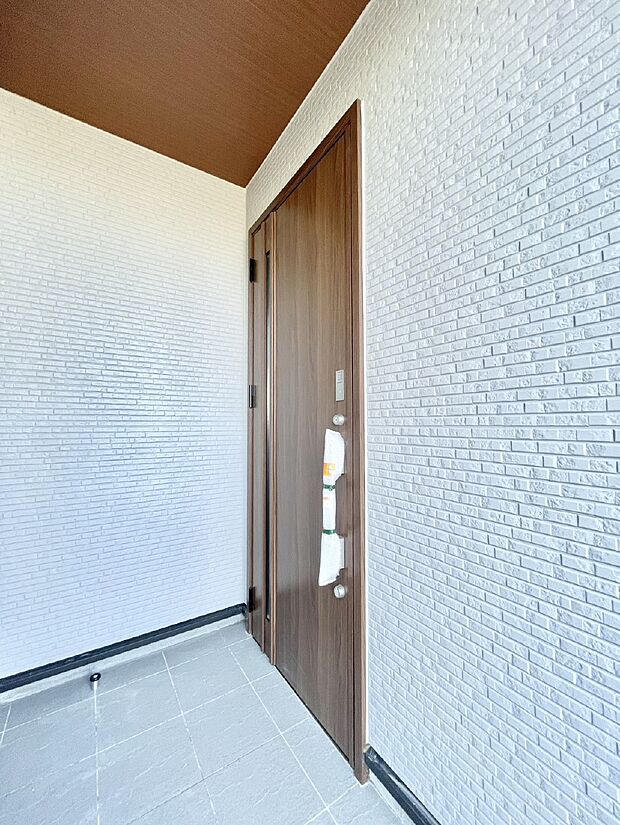 大切な家族、来客を出迎える玄関。