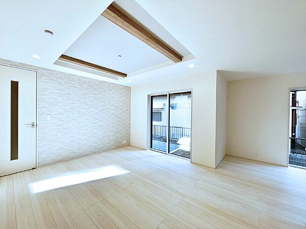 折上天井は立体的な奥行きがあるので、天井が広く見えて開放的な空間を演出できます。  