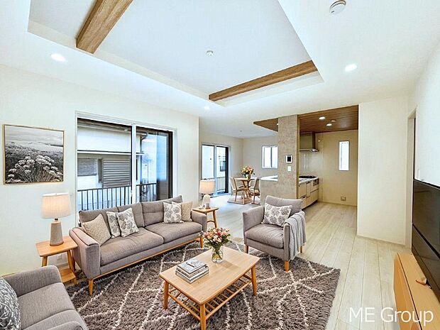 ご家族の賑やかな話し声で包まれる明るいリビング  ※家具はCGです