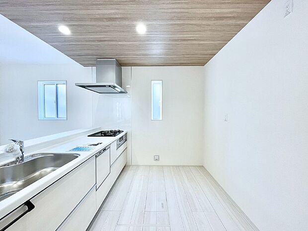 爽やかな風が通り抜けるキッチン。窓があるので明るく換気にも役立ちます。