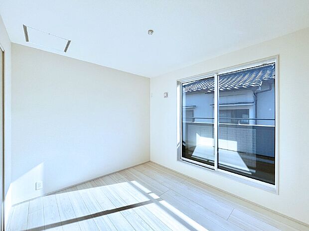 明るいバルコニーサイドに洋室を設置。目覚めの良い寝室に。 