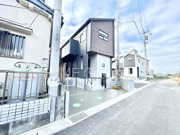 前面道路はきちんと整備されています  