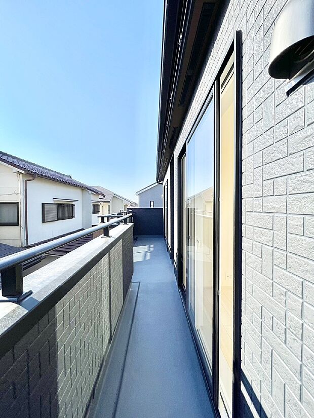 広々バルコニーでお洗濯物が気持ちよく乾きます。