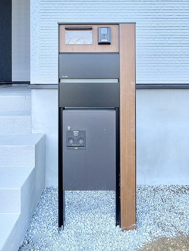 表札・インターホン・ポスト・宅配BOXをひとつに集約。エントランスになじむシンプルデザイン。