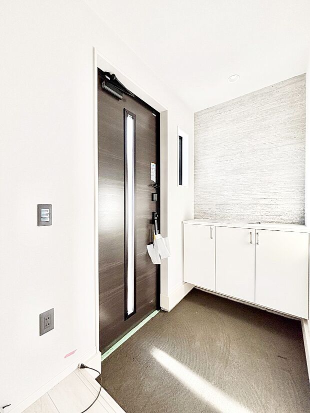 ガラススリットの入った玄関ドアが室内に光を届けてくれます